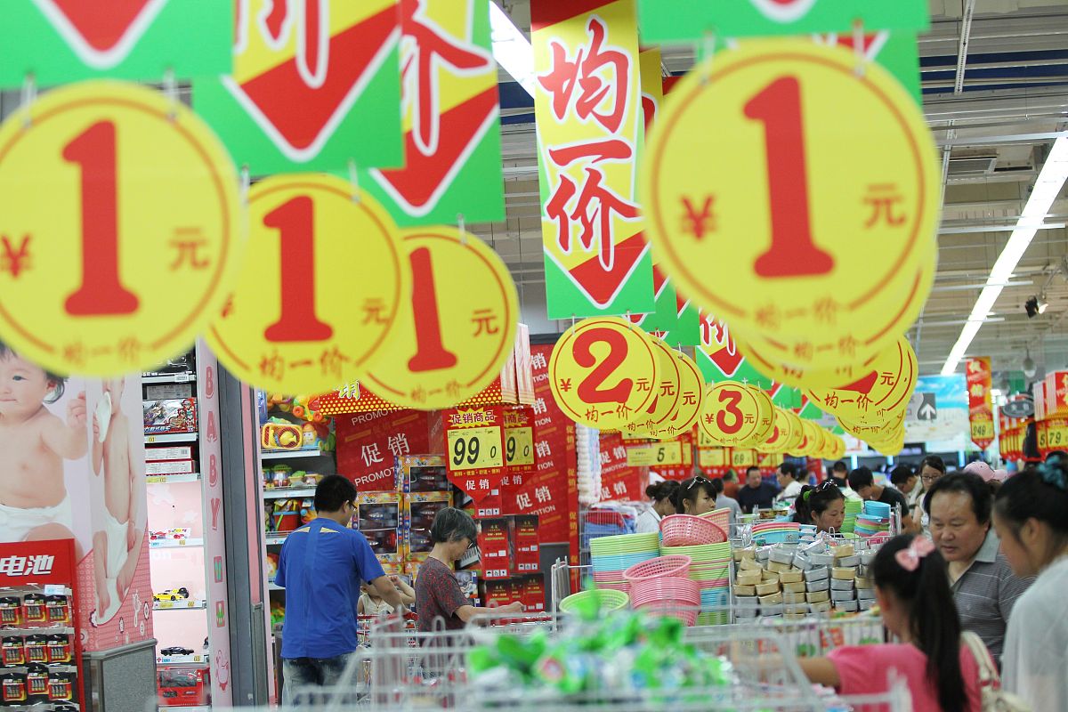   2012年7月23日,江苏南通市民在一家超市的"均一价"柜台前选购商品.