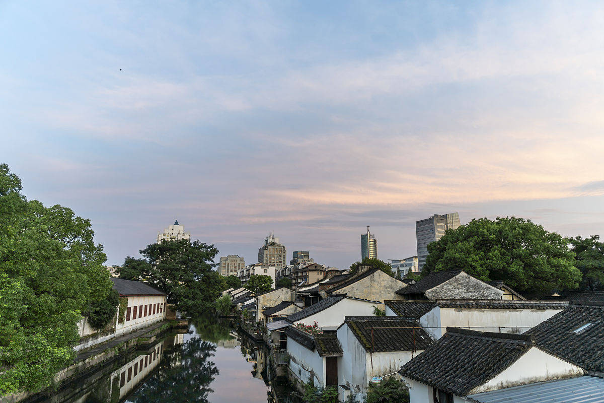2021年8月27日,浙江绍兴,清晨朝霞映红天.