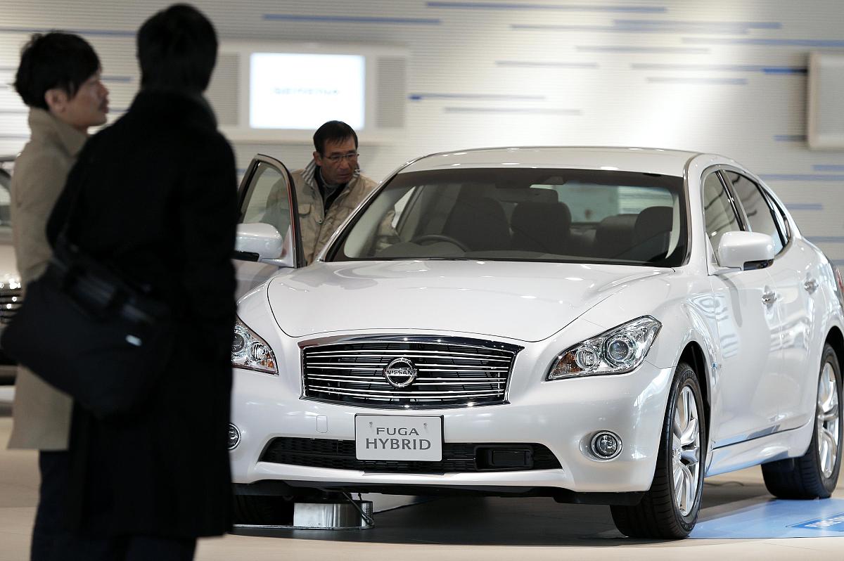 当地时间2013年2月8日,日本横滨,日产汽车.a customer looks inside a