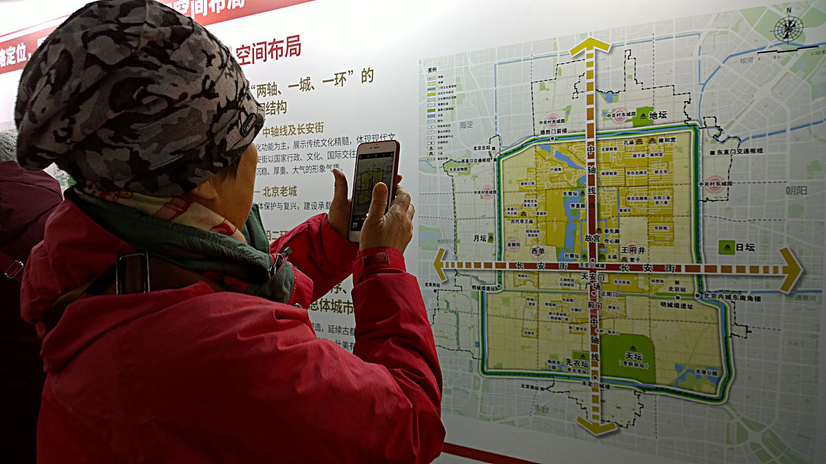 牢固树立首善之区理念，以首善标准履职尽责：城市更新建设和公共服务水平提升