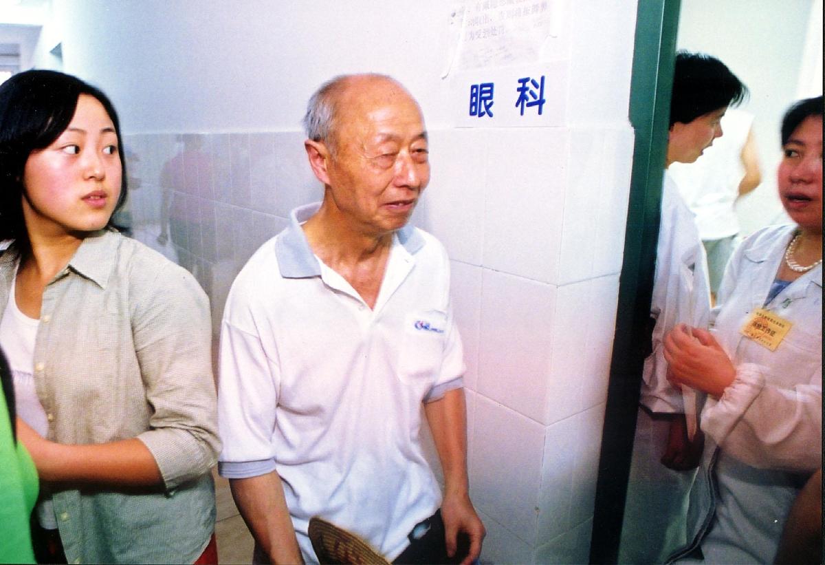 帮我写一个记者来到三十年没人出院的精神病院的故事