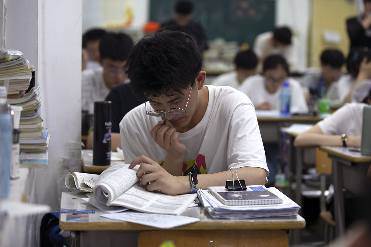 2021年5月31日,安徽阜阳,第五中学高三学生认真复习查漏补缺,"挑灯夜