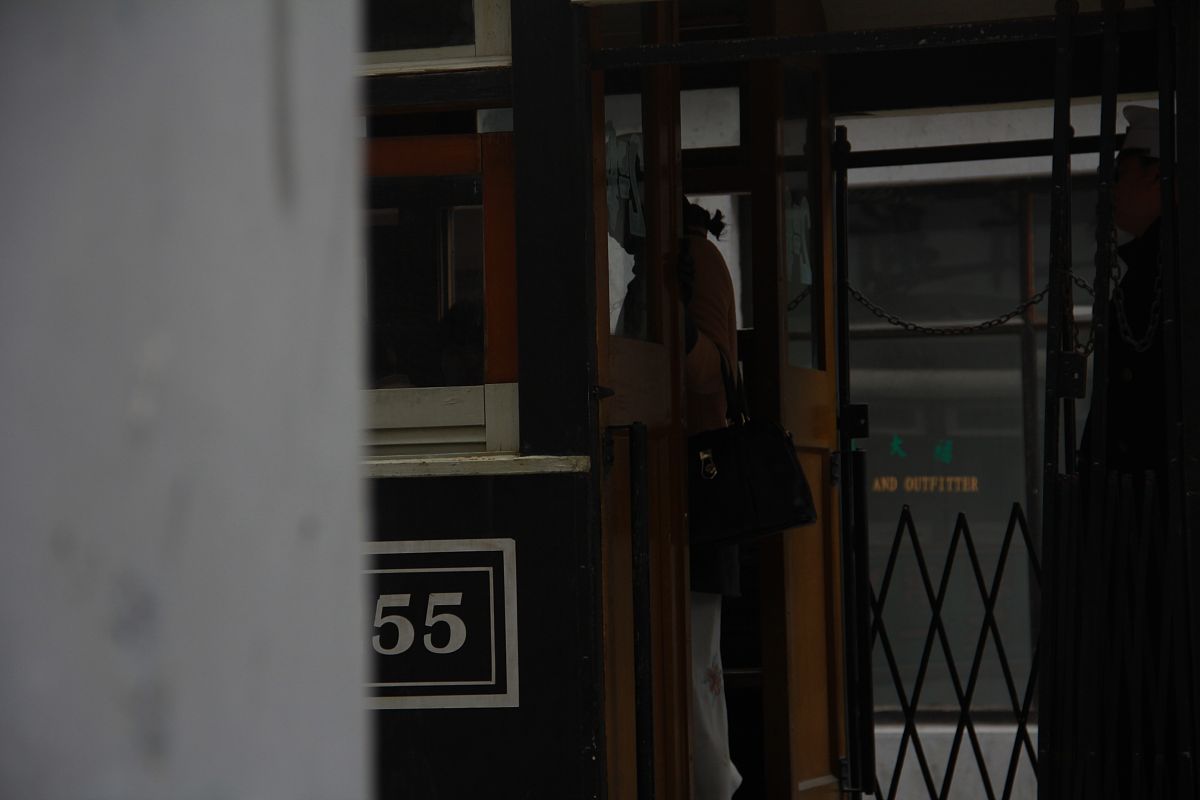 以我发现妻子的生活习惯突然变了写一篇中国网络小说题材惊险悬疑叙事风格模仿希区柯克的手法