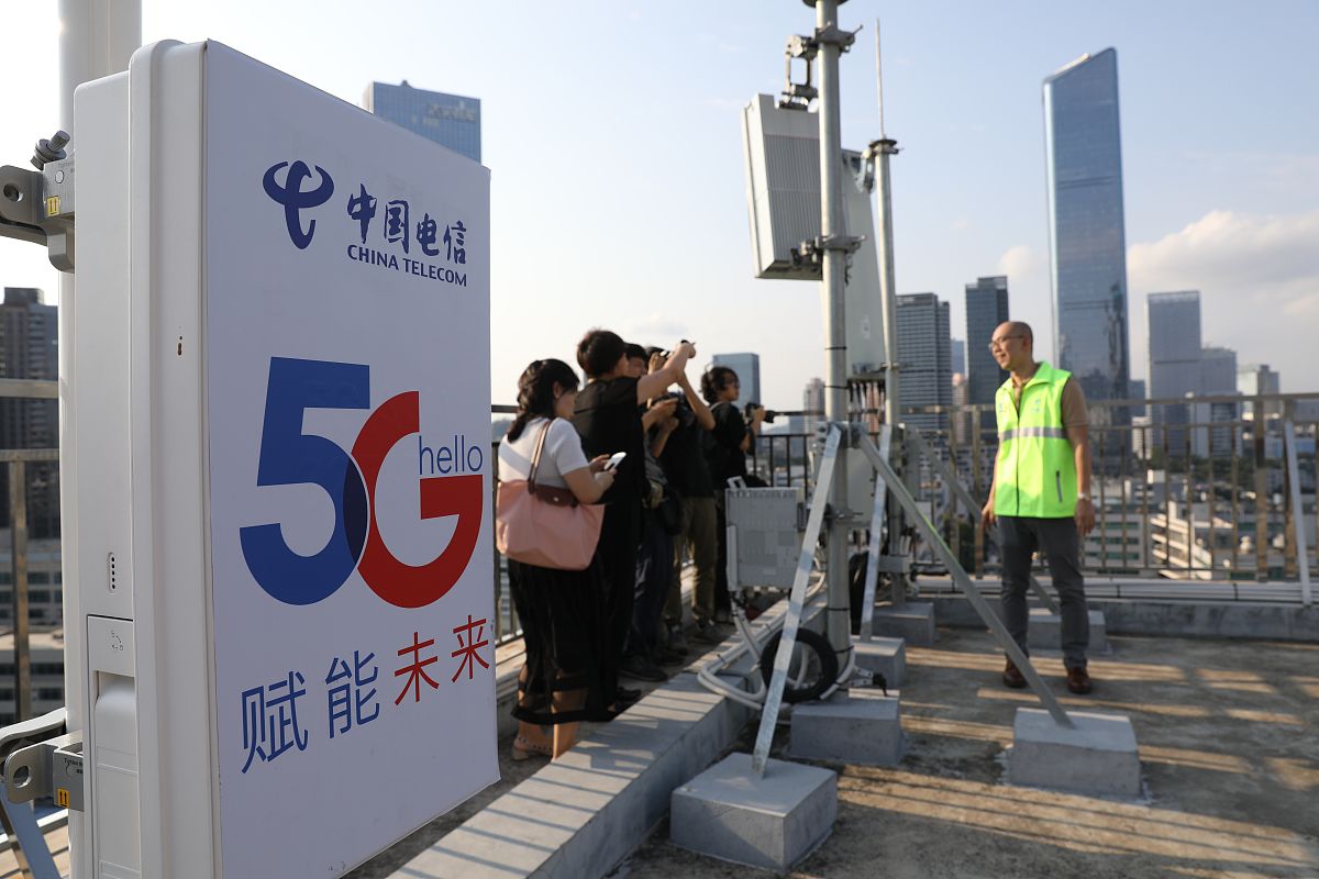 我参加了中兴公司的为期两周的线下实习这两周我们不仅听了课程也动手进行了项目实践。课程主要包括中国移动TD-LTE承载解决方案、LTE承载业务配置、关于PTN的应用、PTN的产品配置、PTN的关键技术包括隧道和伪线、PTN设备的开局、MPLS-TP L3 VPN、以及L2 L3 VPN桥接的应用而项目内容主要是为中兴公司制作一个基站布局模型通过合理布局四个基站及面向角度每个基站能带动特定角度内的最多