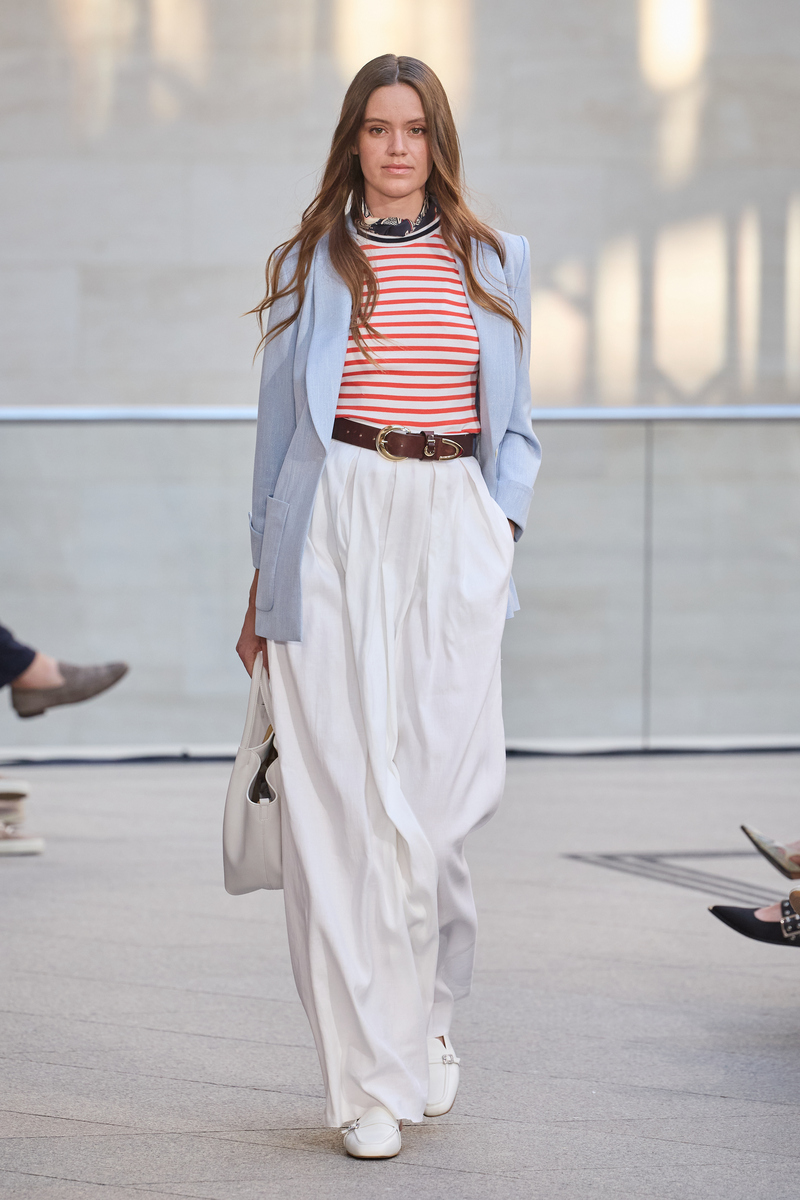 秋季时尚穿搭指南：三款服饰细节解析，让你成为秋日焦点