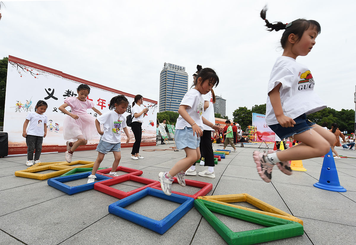 取十个名字比如像跑跑小精灵这样的名字给户外亲子益智类游戏取名