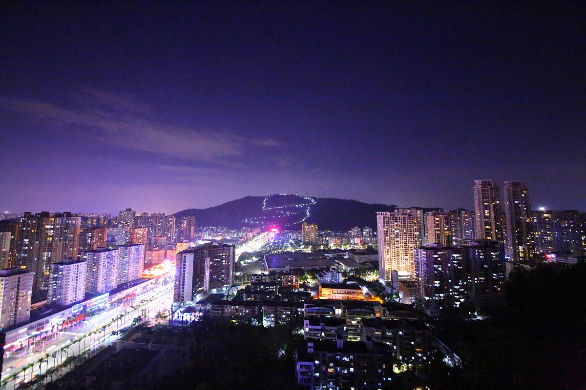 2017年11月22日,广东省珠海市的楼宇夜景.