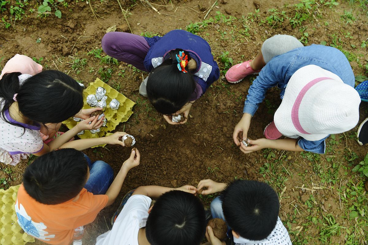 请根据下面的文案写一份相似的模板 描述更有画面感和诱惑力文字数量大致相同像我这样做一道香喷喷的锡纸排骨做法简单又好吃只要有一口锅就能搞定20块一斤的排骨加入蒜末生抽料酒关键就是这包调好味道的窑鸡粉除了可以用来做窑鸡之外用来做排骨也非常好吃加入一勺花生油抓拌腌制一小时以上再准备一张锡纸放入腌好的排骨像我这样四边包起来有些人喜欢安静的看视频但他会默默的点个赞这样的人太可爱了放入平底锅淋一圈花生油小火煎