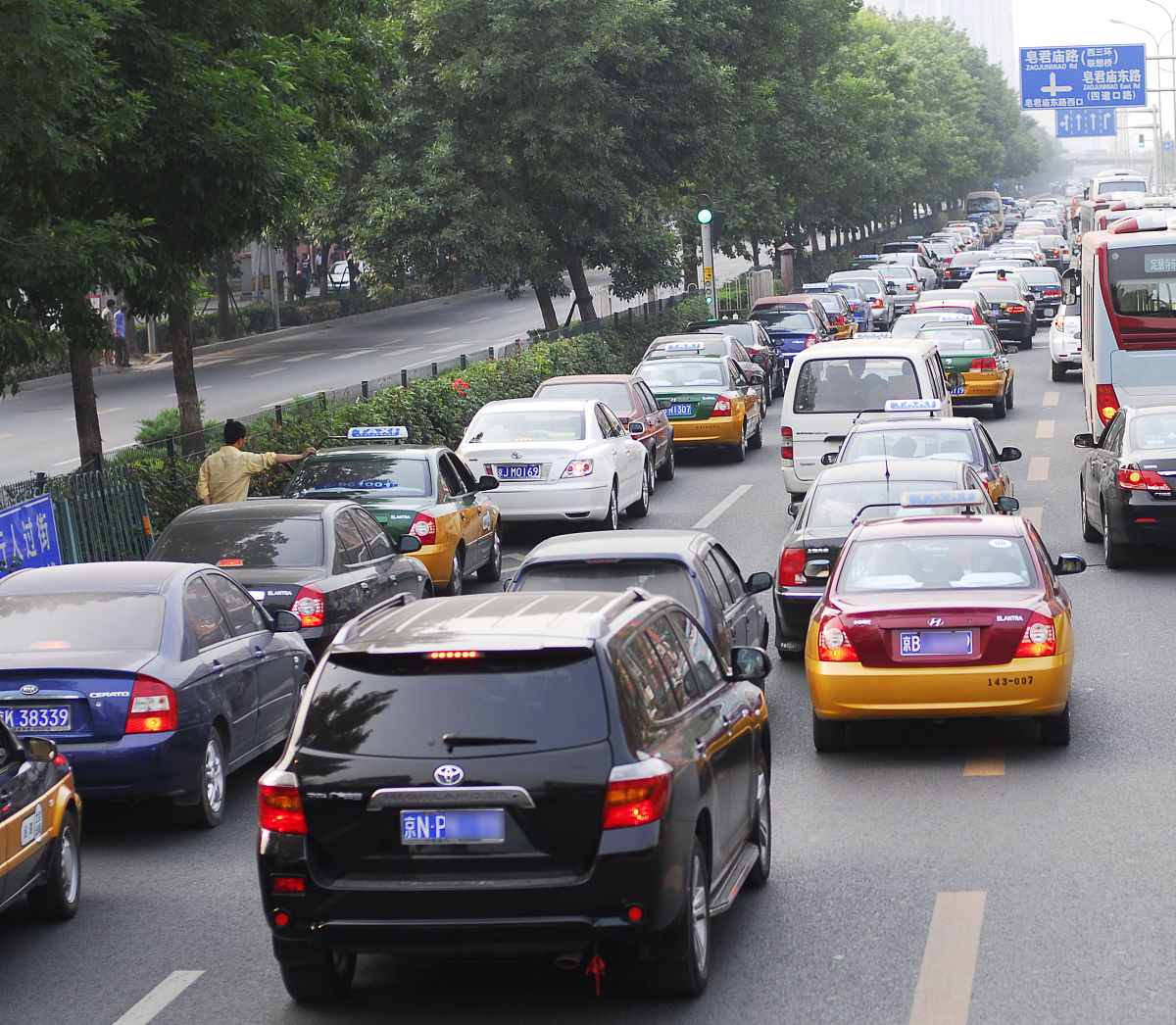 交通堵塞的主要原因是私家车的使用量过高。私家车数量的增加没有与提供的道路数量增加相平衡。因此在城市地区特别是高峰时段拥堵问题变成了普遍问题。在一些地区如雅加达通过采取办公时间和学校时间的政策来解决拥堵问题。为了减少同一时间段车辆的积聚道路必须分成多条车道并适度使用。城市交通问题的关键在于管理交通系统。当公共交通良好时公众不会怀疑它并逐渐改变他们的交通方式从私家车转向公共交通工具。作为印度尼西亚北苏