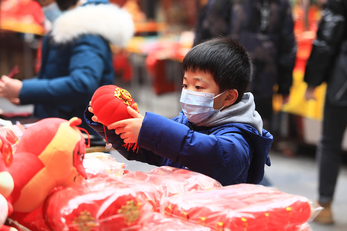 2022年1月24日,陕西西安,市民在西大街都城隍庙采购年货.