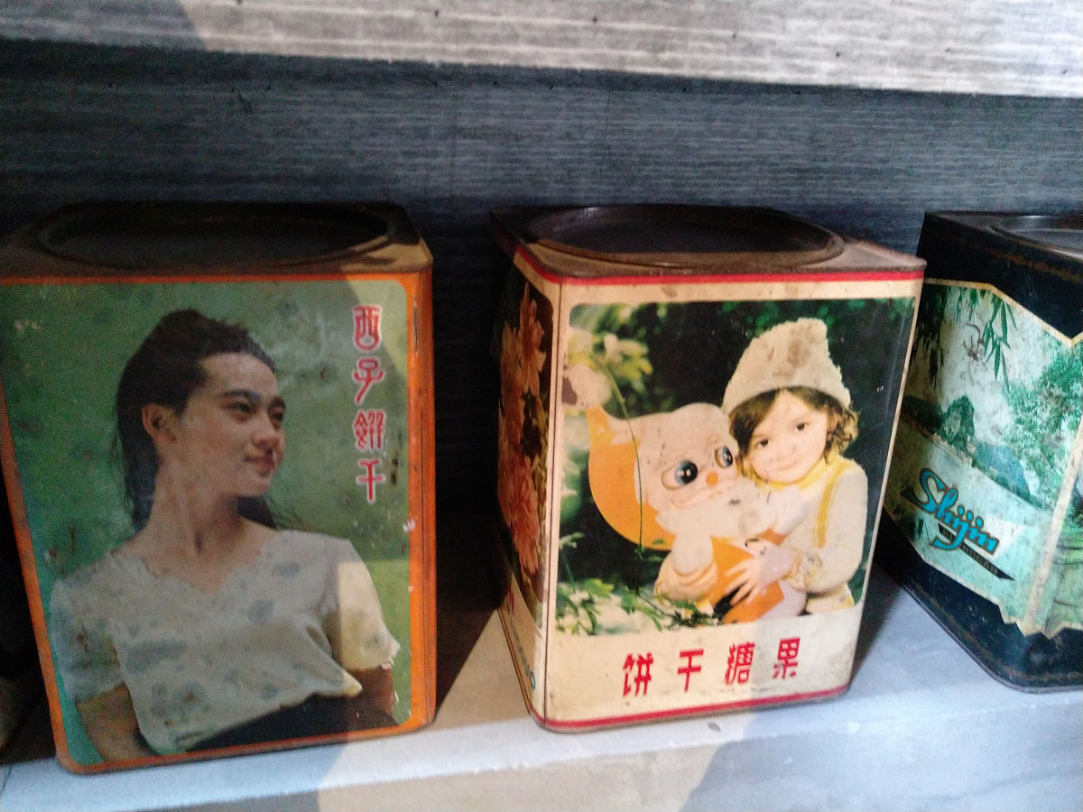 外婆前几年离开了我们，我却一直无法释怀。我曾经以为她的爱就这样消失了，就像她的人一样，离开了这个世界，再也不会回来，直到那天我打开了她的铁盒......铁盒里有针线、手账本、老花镜、全家福、手表、结婚照、闹钟、毛线。分别阐述这些物品对我的意义，要求简短深刻有意义