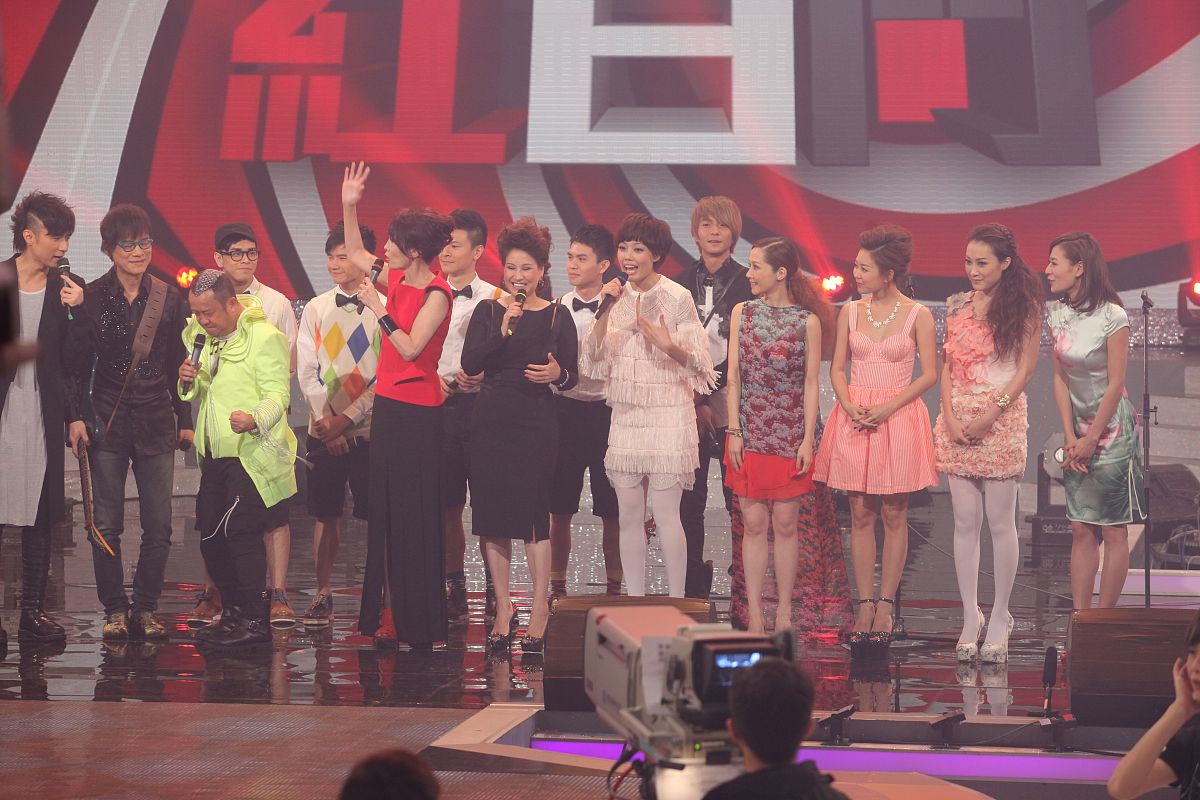 2012年7月7日,香港,《2012翡翠歌星红白斗》. +++_+++明星,演唱会,
