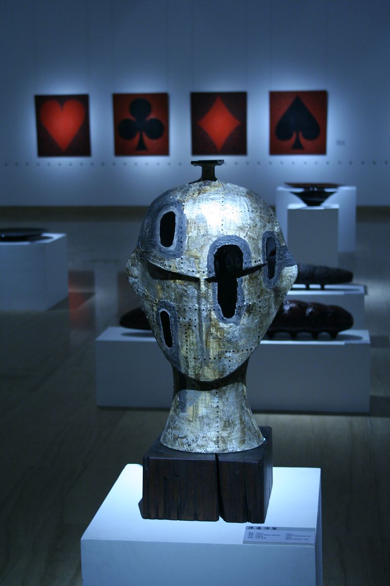2006年8月25日,梁远漆艺展在中国美术馆开幕,共展出漆器,漆画,漆塑等