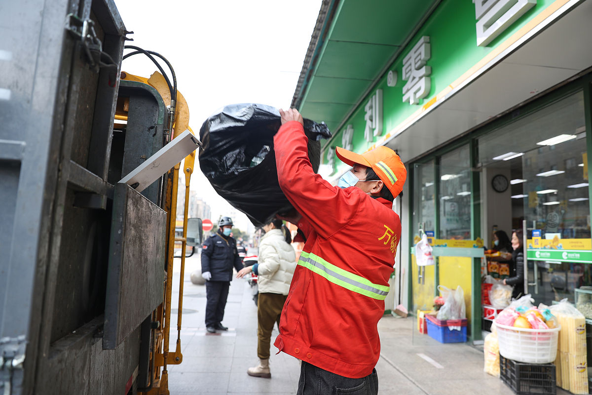 地铁上的温暖善举：传递人性的光辉 | Positive Energy on the Subway: A Story of Kindness