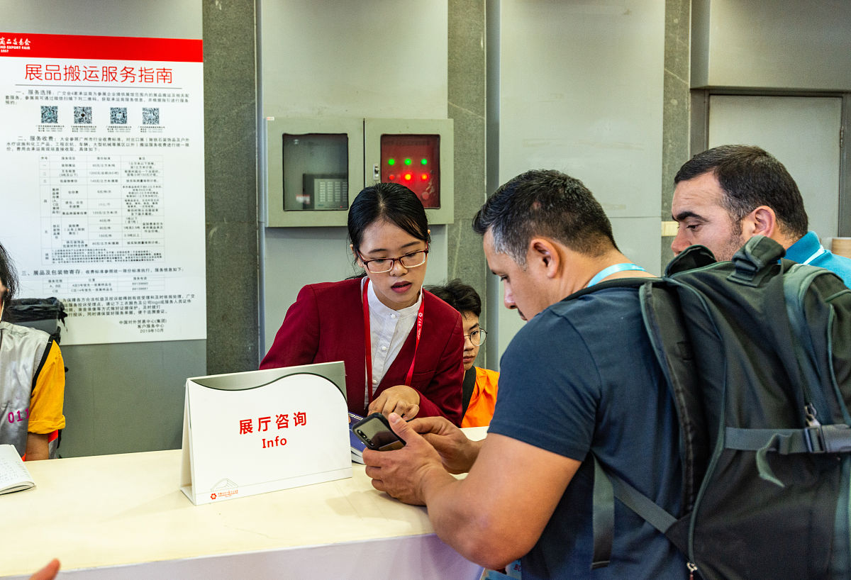 亚残运会志愿者物流服务台：协助各国代表团下订单，提升口语，积累宝贵经验