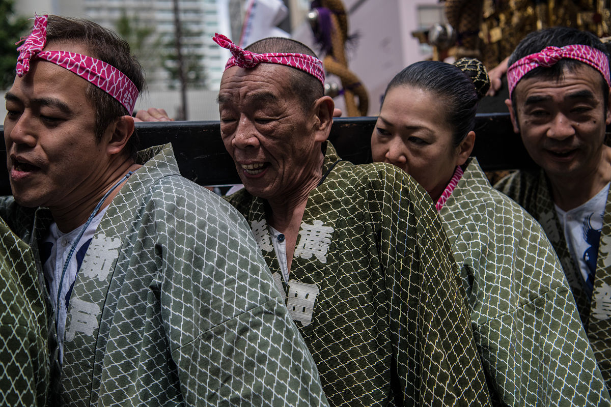 三叶每天都在小镇糸守町的大神社里祈祷希望能够摆脱这份沉闷的生活。她的家族是神社的守护者每年都要举行一次祭典而这个祭典也是她最头疼的事情之一。她的父亲是镇长他对选举运动投入了很多时间和精力。三叶经常因为父亲的忙碌而感到孤独和无助。她希望能够逃离这个小镇去大都市追寻自己的梦想。某一天在她烦恼不已的时候她做了一个奇怪的梦。梦