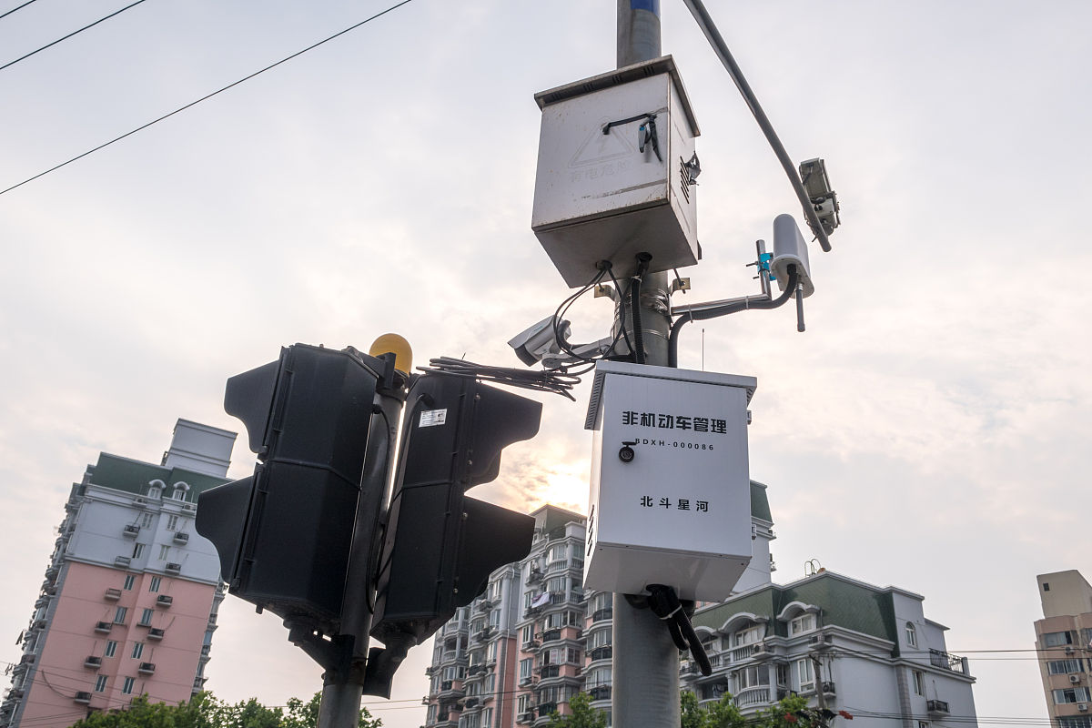 对以下内容进行书面语的调整：贵单位售后服务同志在我单位的2022年海警船上的VSAT天线设备使用过程中尽职尽责努力工作积极做好海警船VSAT系统设备的售后服务工作贵单位售后服务人员在设备使用过程中定期对设备进行维护和保养交船后多次跟船出海保障积极培训我艇人员熟悉设备的使用方法保证了设备在执行任务时的正常使用。贵单位售后服务人员在售后过程中以高超的技术能力熟练的操作水平充分体现了贵单位技术人员的过硬