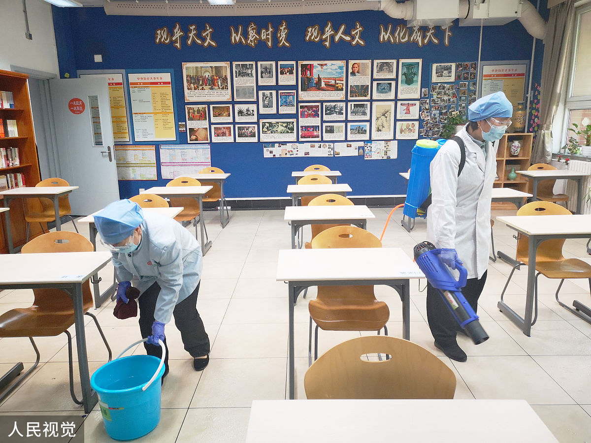 大学生打扫教室的优美文案：5句短句配图