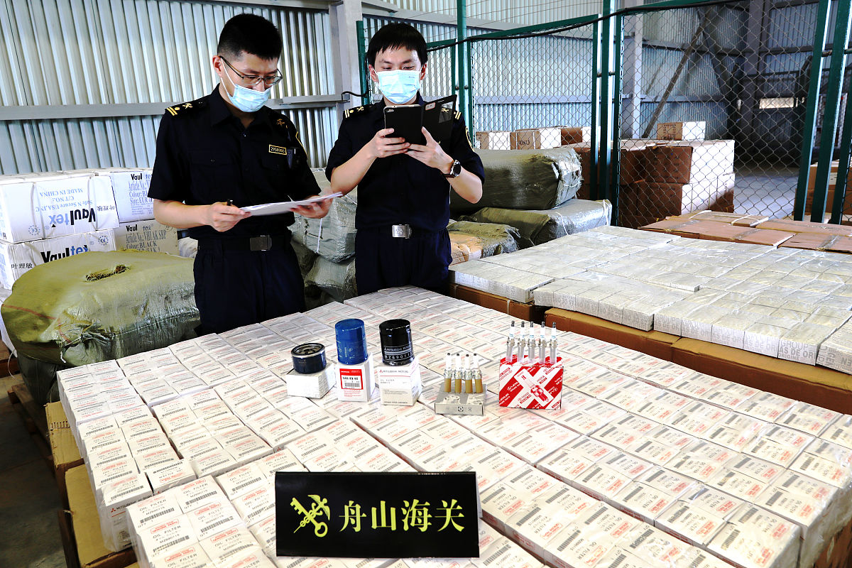 根据下面内容洗稿重新写一篇全新文章在3月27日拱北海关所属闸口海关在拱北口岸查获一起旅客身藏茅台酒14瓶进境案件。一名名叫秦某的女子于当天17时20分左右从拱北口岸旅检大厅海关无申报通道进境。然而由于该女子的神色异常步伐沉重关员遂将其截查并经进一步查验发现其在左右大腿、小腿处均绑藏了数瓶贵州茅台酒经清点共计14瓶。目前海关已按规定对该案件作进一步处理。同时海关也提醒进出境旅客应自觉遵守海关规定切勿