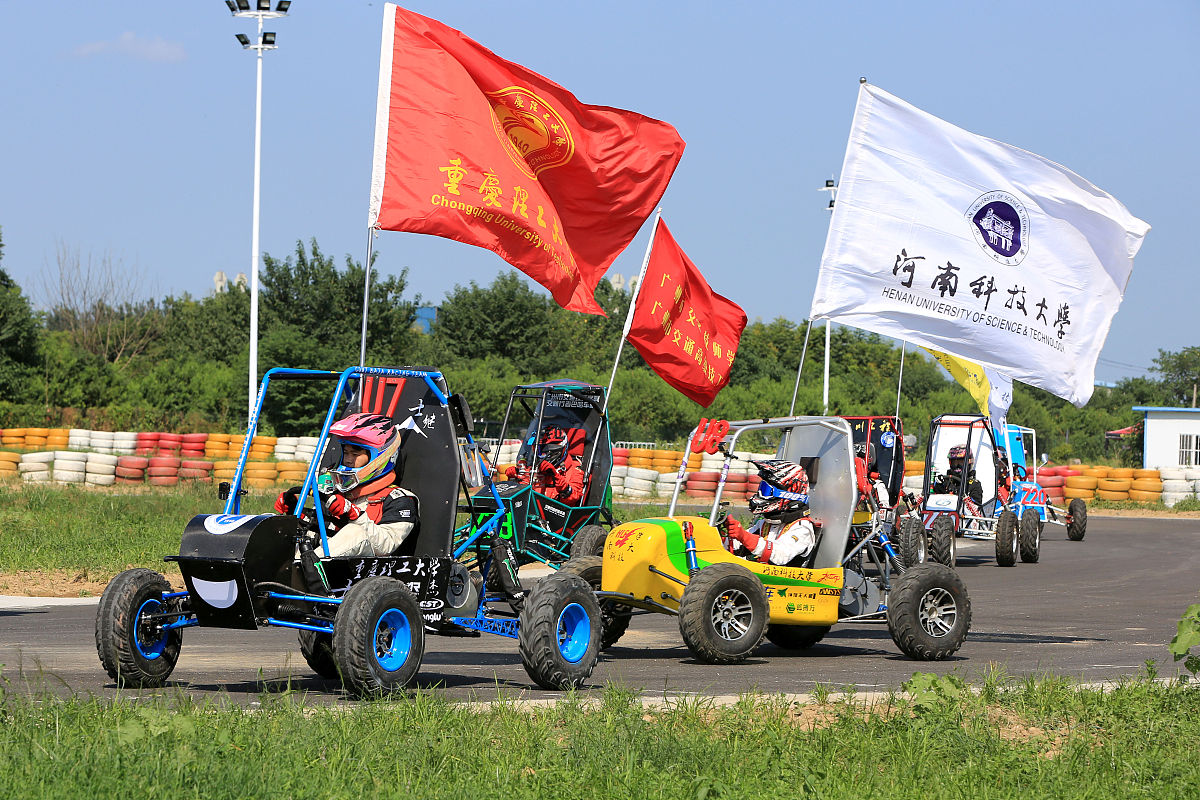 2018年8月20日,湖北襄阳,大学生们携带自己设计和制作的小型越野赛车
