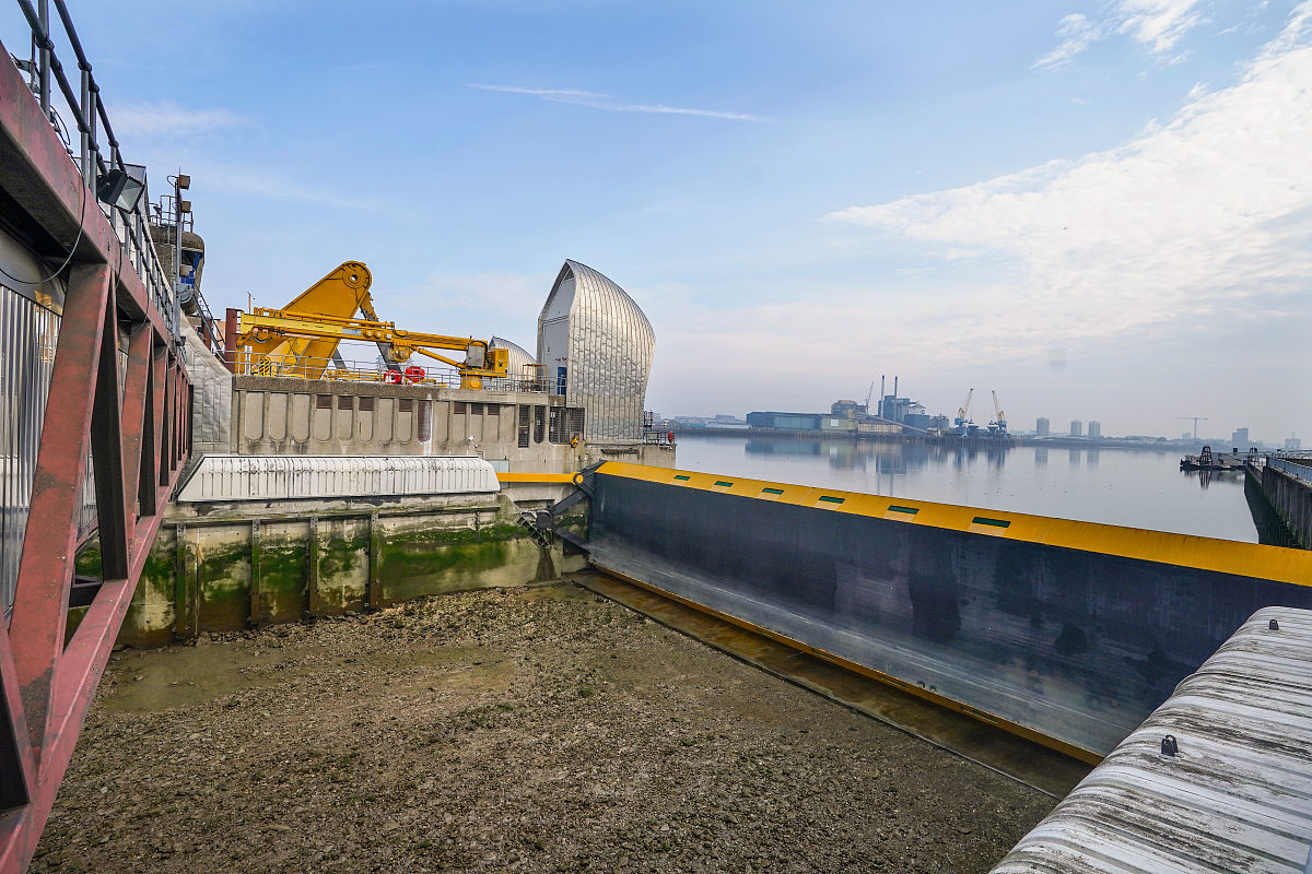 普拉多尾灯角裂了怎么修复