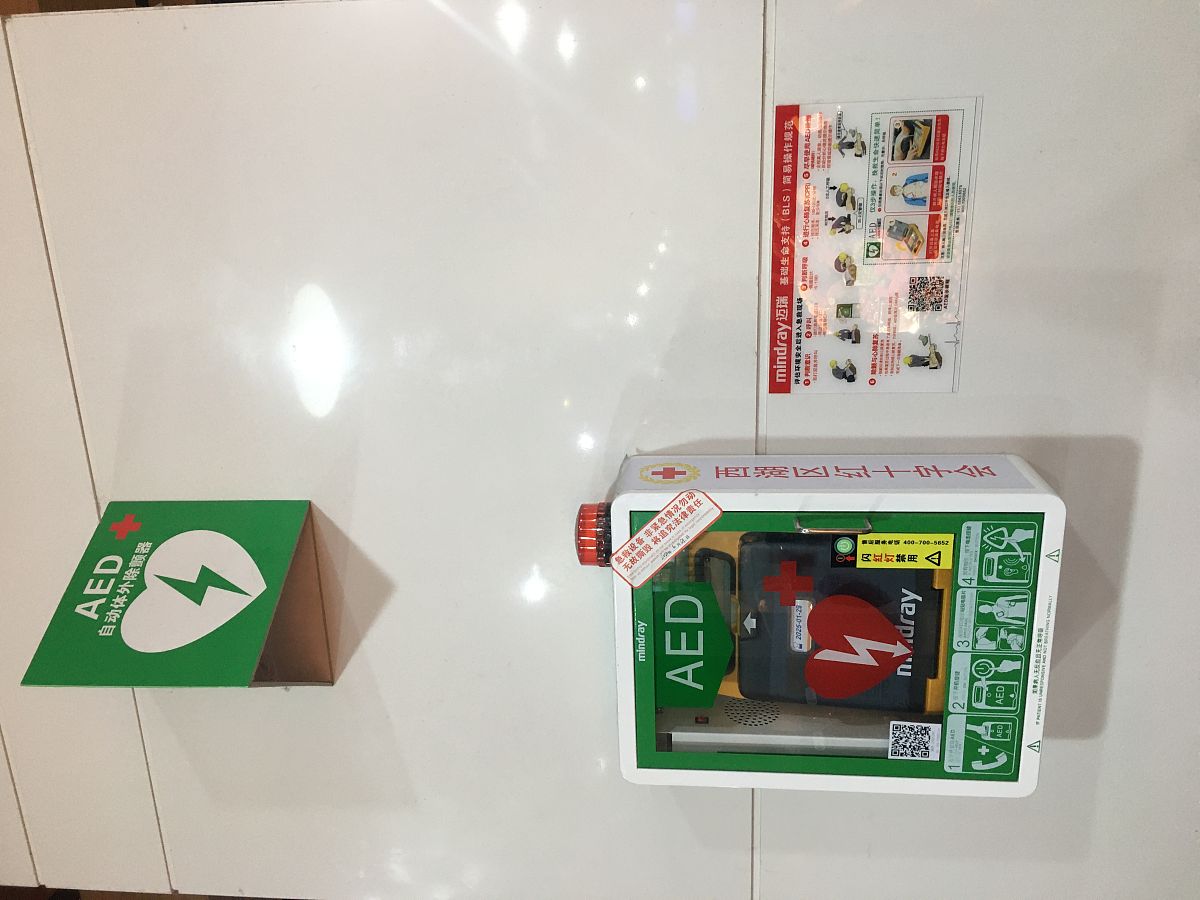 A型应急照明灯具在正常工作条件下处于应急状态可能是什么原因引起的？