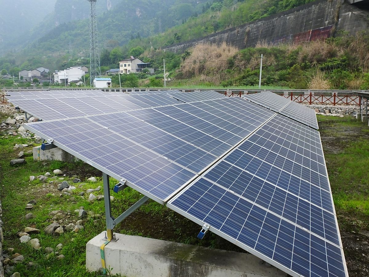 山村供电方案设计：太阳能发电与微水电系统