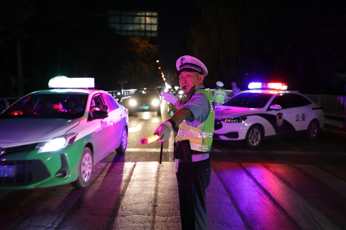 为天门交警按照公安部交管局要求开展夏季行动主要内容有夜查行动、严管两客一危一货等重点车辆、严格查处三超一疲劳、酒驾醉驾、、不按规定使用安全带等重点违法行为、强化安全宣传。写一段微信文章的开场语