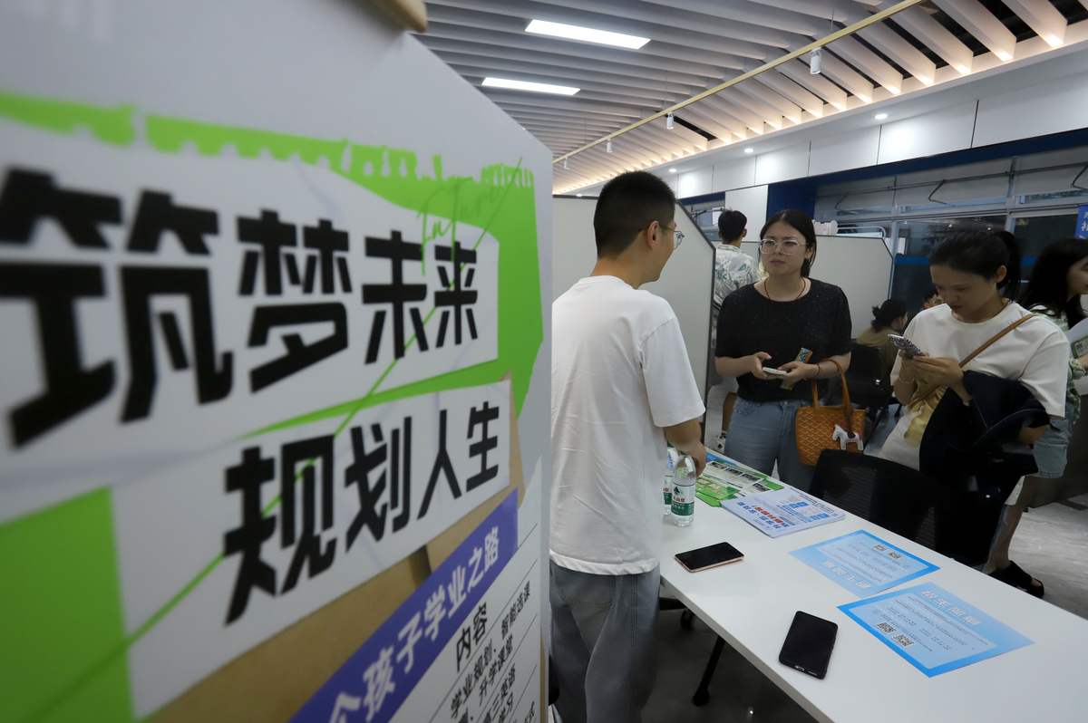 造贝社区举行青年创力营活动目的是帮助青年求职激发社区活力请写一些活动宣传横幅的参考文案