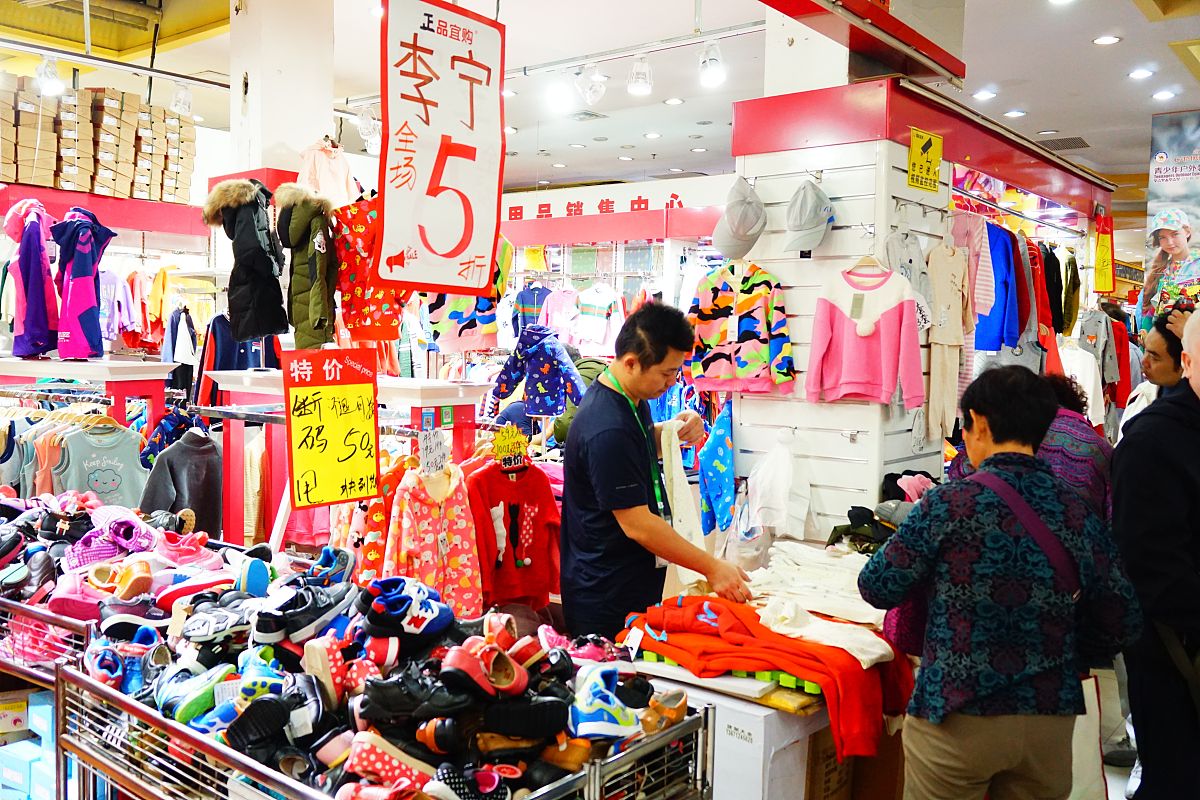 2018年9月26日,北京,正在官园批发市场进行最后抢购的市民们.