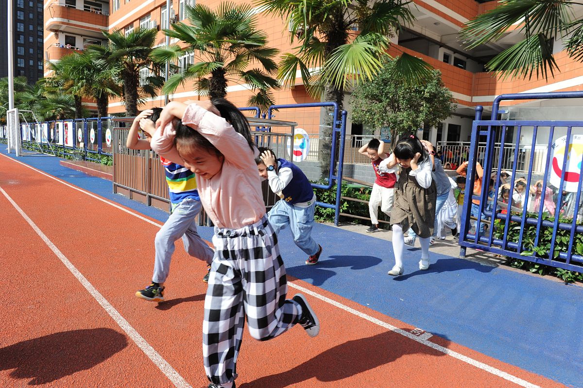 请给我写关于四年级暑假孩子体锻的进步情况50字以内体锻包含：跳绳深蹲