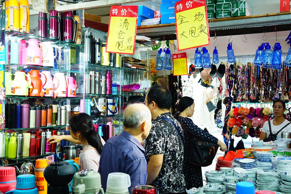 2018年9月26日,北京,正在官园批发市场进行最后抢购的市民们.