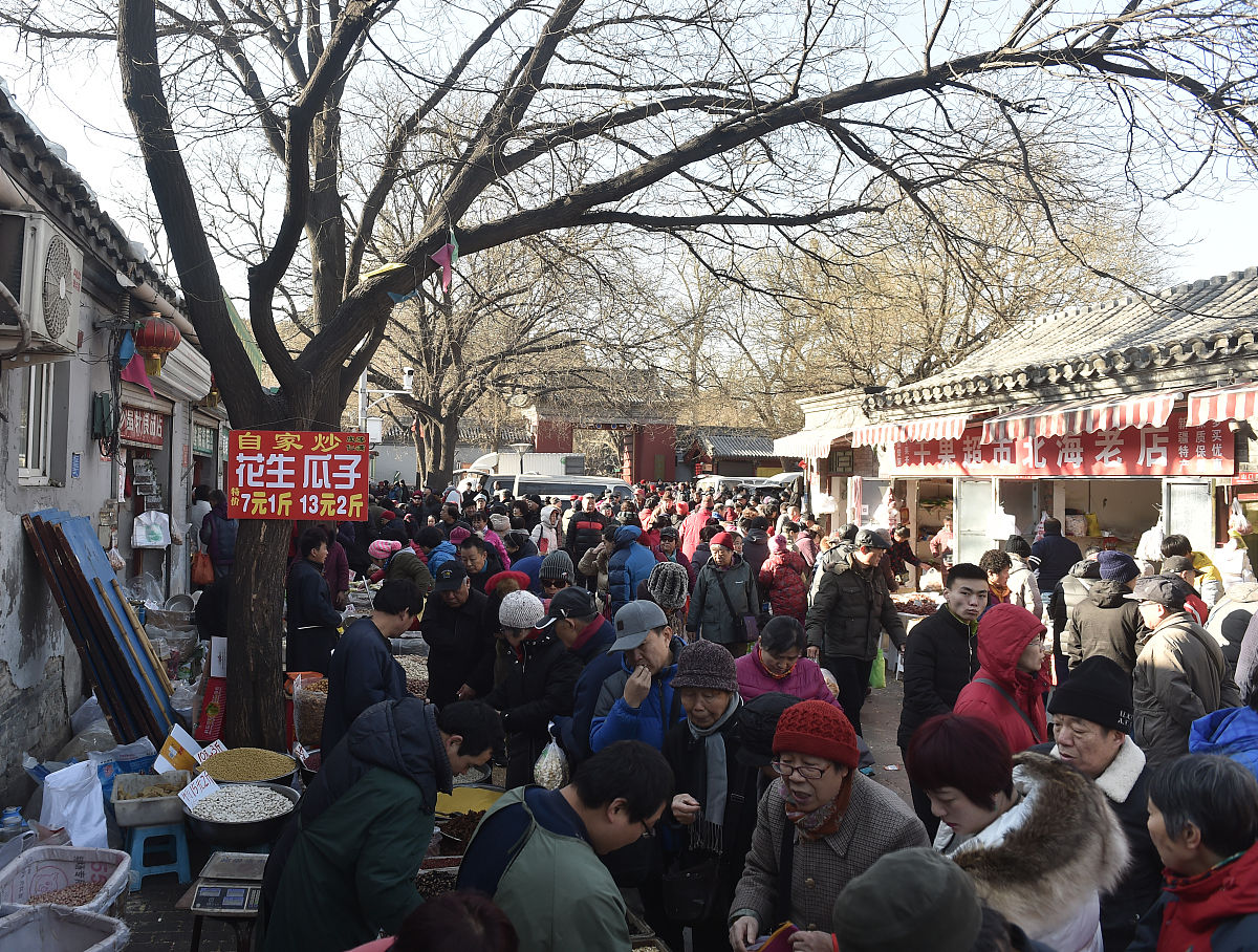 2017年01月09日,北京,邻近农历新年,迎来众多市民采购.