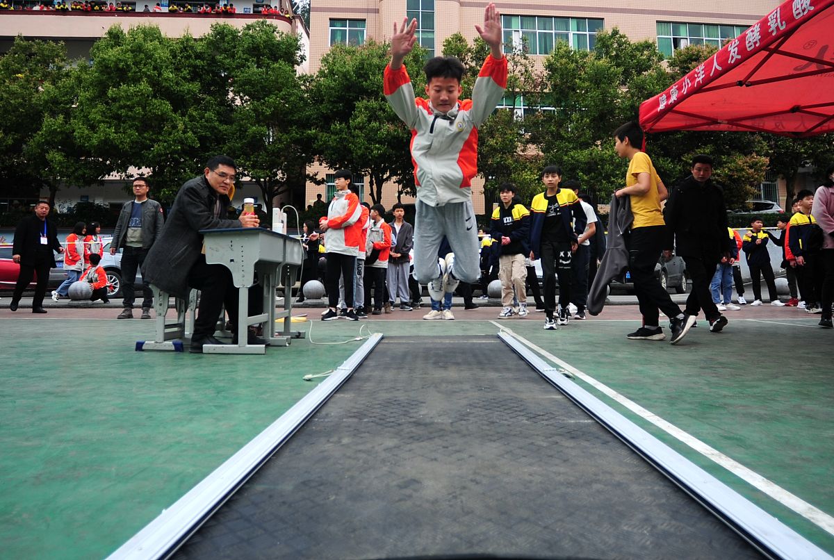 你知道吗我今天去参加中考体育测试跳远比平时远掷实心球比平时近跳绳机器计数给我计少了我当时以为是我自己的问题后来平时跳绳没我好的同学告诉我他跳的都比我多可是我已经签字了签字代表成绩不能更改总体来说我的成绩比平时要低可是我真的好紧张测试的时候腿都软了但是这是中考体育测试啊只有一次机会关乎到我上高中我该怎么办