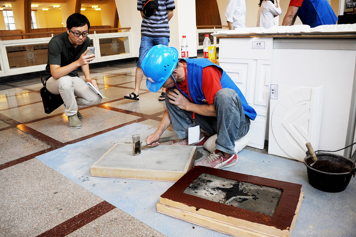 客户地板施工现场：团队协作，高效完成