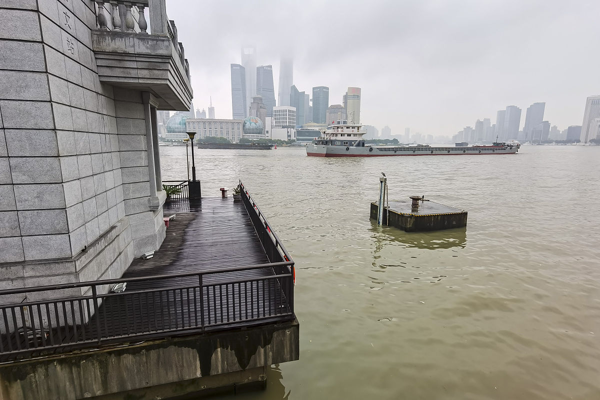 2020年7月20,上海,当日中午,天空中飘洒小雨,外滩黄浦公园水文站显示