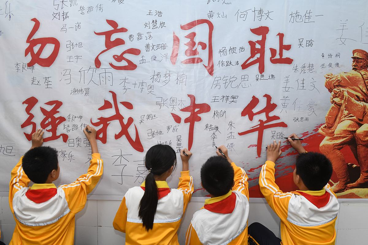 请你仿照下段文字写一个申请关于强校有我 国旗下展示活动尊敬的校领导：为加强学生的养成教育培养我校学生良好的行为习惯强化班级管理促进班级的各项工作正常化、制度化、规范化使班风纯、校风正、学风浓我校开展了班级十项常规评比活动。