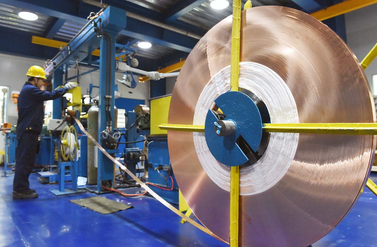 对借助于高校在金属塑性成型理论方面的专业优势结合先进的检测设备和表征方法系统地对生产工艺设计和参数优化进行深入研究探索更加高效的生产工艺为生产提供科学的依据和实践指导。在此基础上形成一套完整的工艺体系和检验标准以生产高性能的引线框架异型铜带以满足高端客户的生产需求。进行语句修改