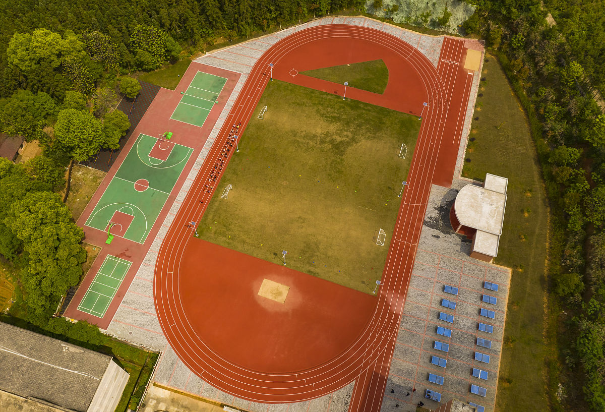 400米操场200米的起点与30005000起点那条弧线为什么不一样呢？