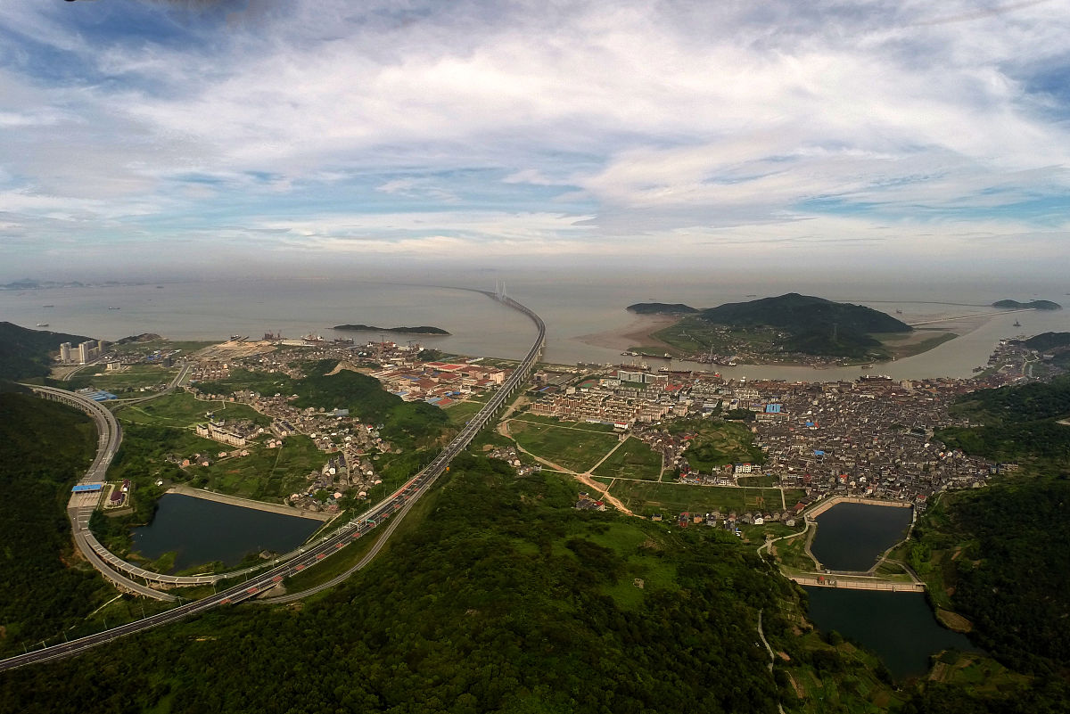 2015年6月25日,浙江舟山,航拍器镜头下的舟山市定海区金塘岛.