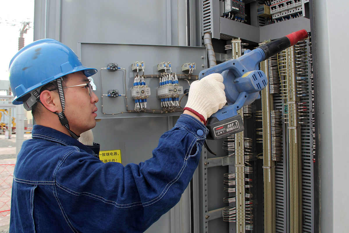 你所学的专业是电气工程及其自动化你的工作单位是大唐新疆清洁能源有限公司实践岗位是电力安全管理与维护岗位请总结专业学习与工作实践的结合写成一段话格式不少于1000字