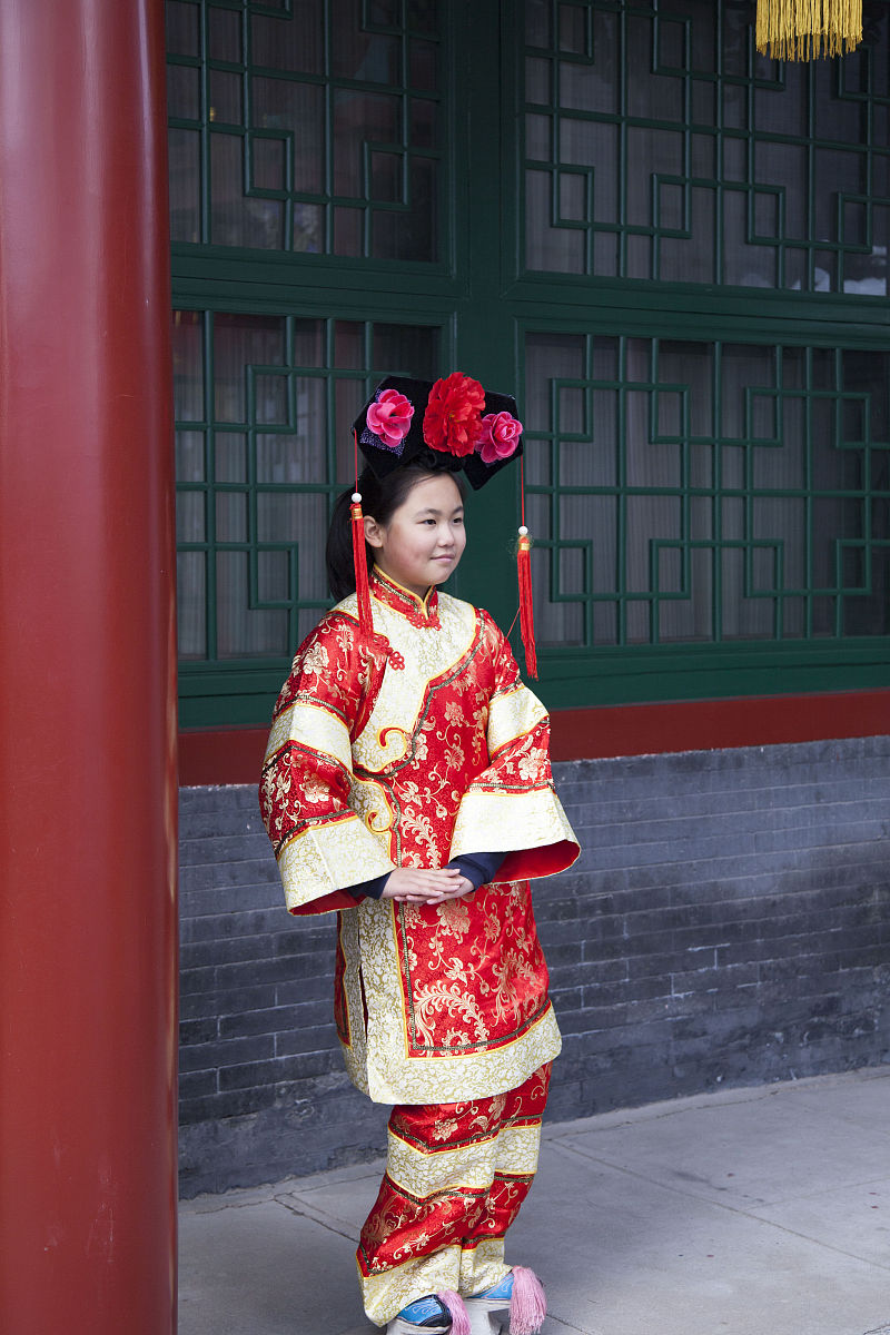  2016年11月12日,游客在吉林市满族博物馆与格格们喜过"颁金节".