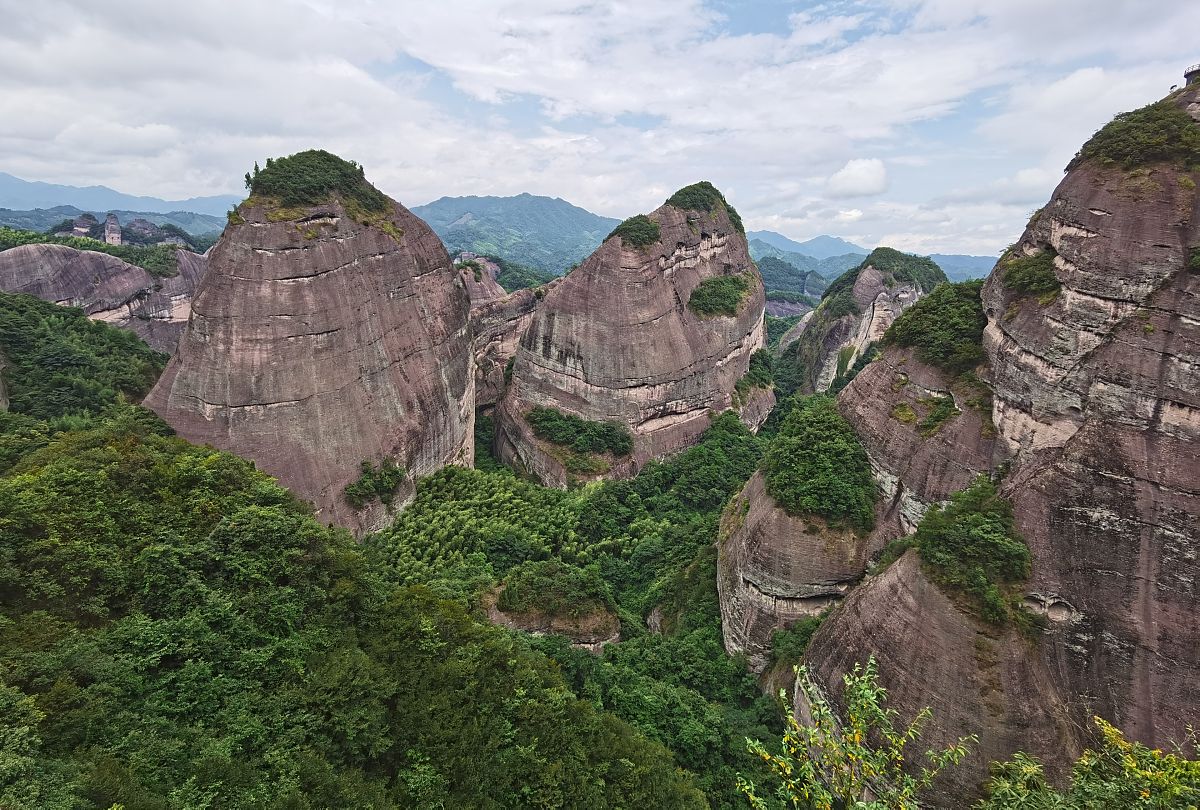 解释景观视觉资源清单与现行行业中风景资源中景源、景点的关系。：景观资源Landscape Resources即风景资源也称景源、风景旅游资源、风景名胜资源。指的是能引起审美与欣赏活动可作为风景游览对象及风景开发利用事物与因素的总称。同时景观视觉资源也是构成景观环境最基本的要素是产生社会效益、经济效益、环境效益的物质基础。景点是由若干相互关联的景物构成、具有相对独立性和完整性并具有审美特征的基本境域