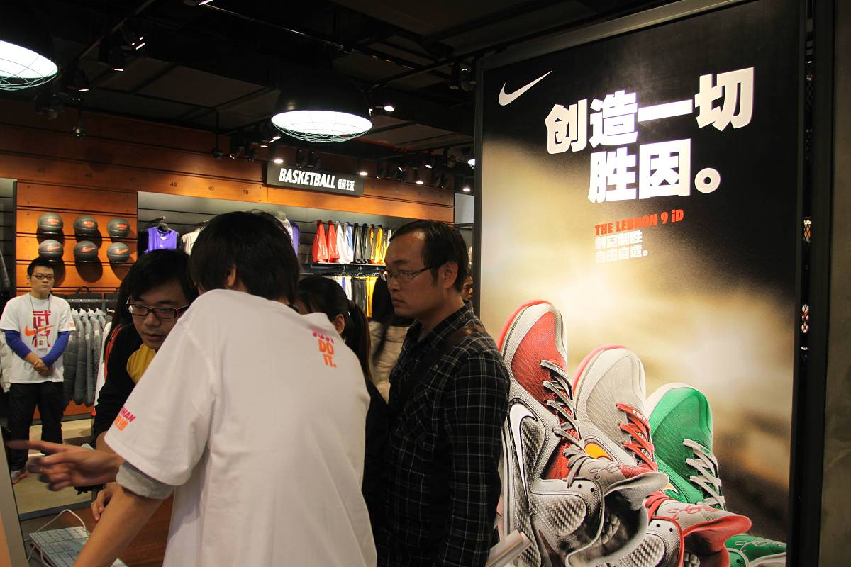 起10个服装店的名称带有潮牌元素、国潮、年轻活力、航空元素、意境