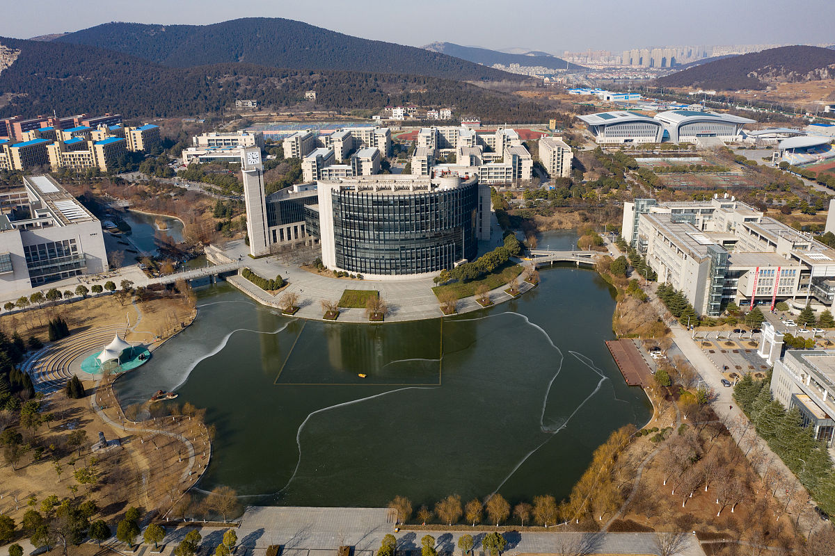 2021年1月10日,江苏徐州,中国矿业大学南湖校区,大学的广场和湖泊.