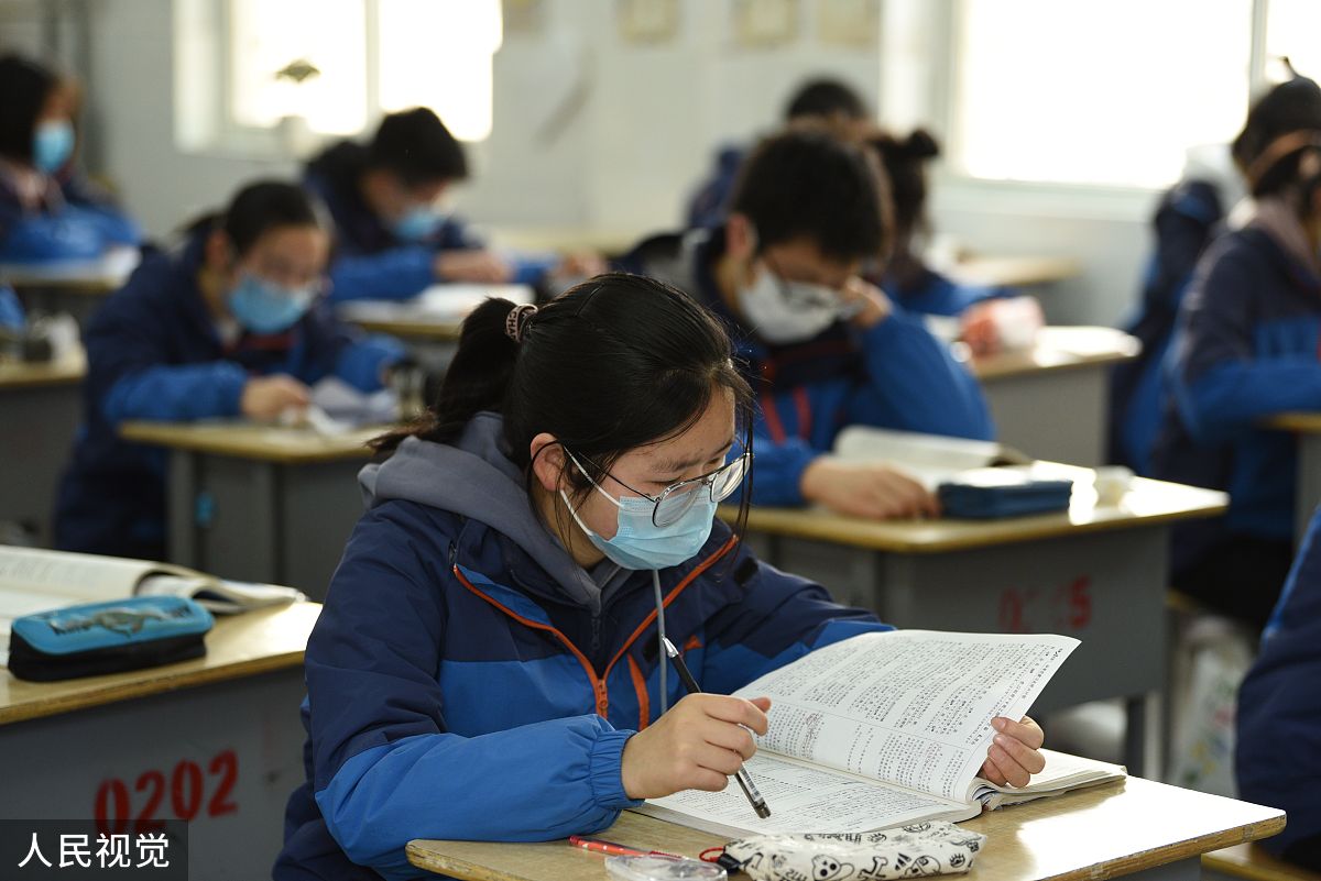 2020年4月13日,安徽宣城,返校考开始前,学生在认真复习.
