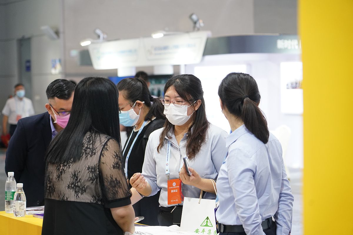 请帮我写1500字以内的协助群众核酸检测活动、大学生创业第一桶金活动、环保徒步活动、全民戴口罩活动、企业进校园招聘会活动的事迹介绍材料