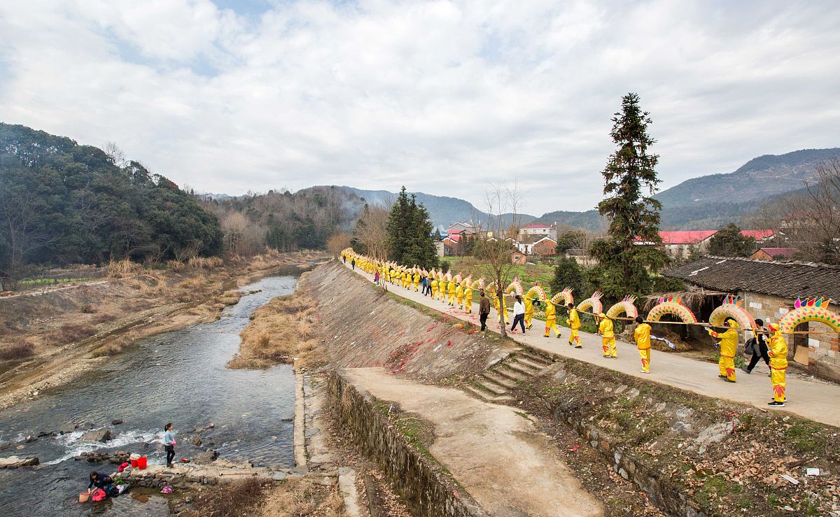 7月7日青田县农业农村局在三溪口库区开展清理河道违规网具的行动计划