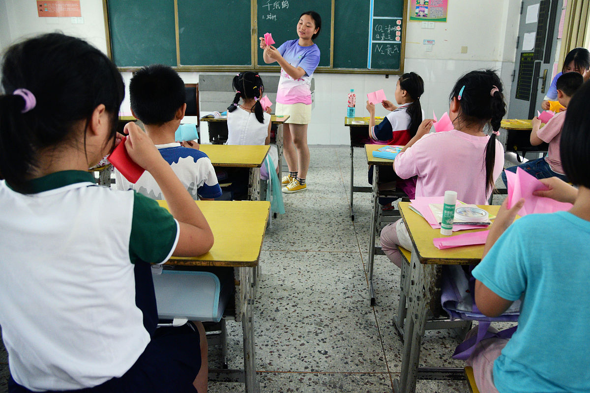 石牌镇小学召开暑期防溺水家长会