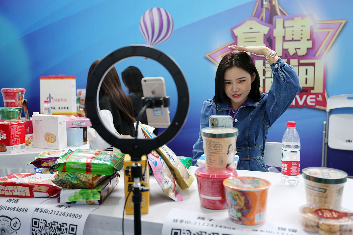 参考以下信息帮我写一份关于抖音直播食品生鲜赛道的个人思考1、好产品很重要迎着风向很重要。这次年货节我们的直播间取得了前所未有的成绩对于酸菜鱼直播间来说首先这个品已经是经过市场和用户认证的非常优质的爆品再者就是即将到春节这个节点中国人一年中最重要的节日不少家庭餐桌上年年有鱼这道菜非常契合春节这个节点。酸菜鱼直播间既能为抖音留住用户也能为用户提供优质的产品也能为公司盈利这样的产品对于平台、用户、公司都